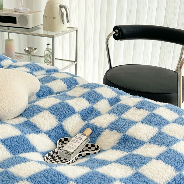 91家纺网 家纺一手货源 找家纺 昔可家纺 2021新款泰迪羊羔绒印花四件套蓝色棋盘格