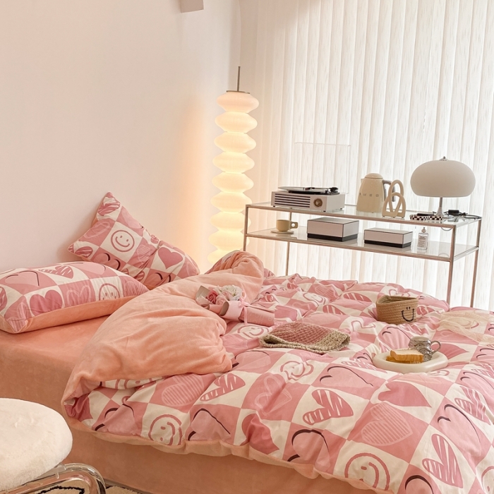 91家纺网 家纺一手货源 找家纺 昔可家纺 2021新款棉加牛奶绒四件套 粉格爱心笑脸