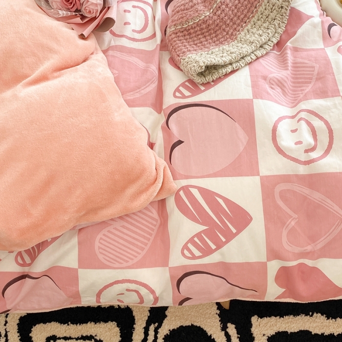 91家纺网 家纺一手货源 找家纺 昔可家纺 2021新款棉加牛奶绒四件套 粉格爱心笑脸