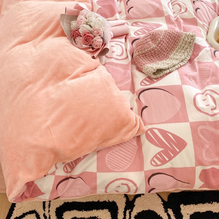 91家纺网 家纺一手货源 找家纺 昔可家纺 2021新款棉加牛奶绒四件套 粉格爱心笑脸