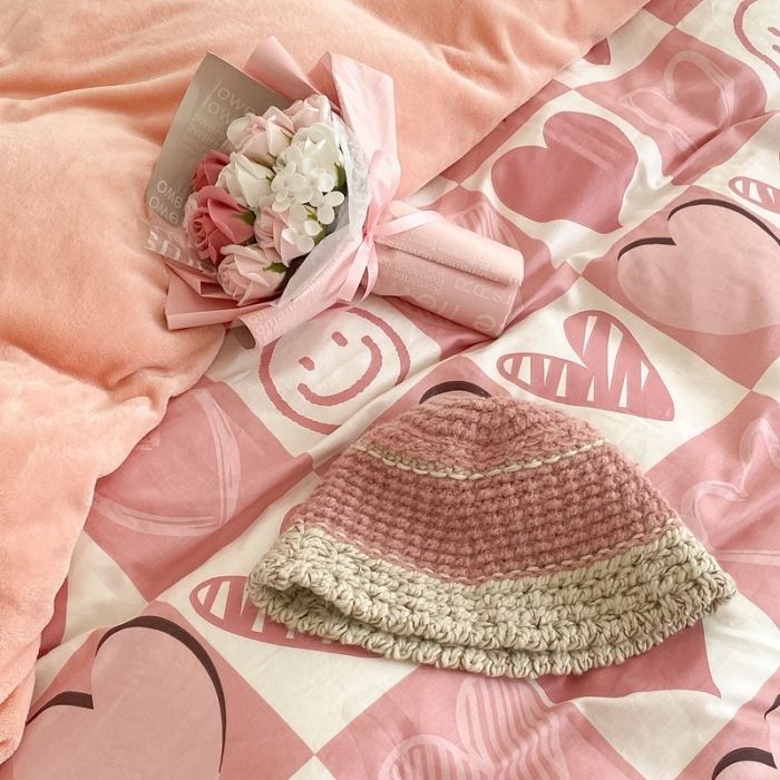 91家纺网 家纺一手货源 找家纺 昔可家纺 2021新款棉加牛奶绒四件套 粉格爱心笑脸