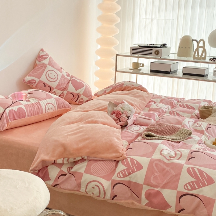 91家纺网 家纺一手货源 找家纺 昔可家纺 2021新款棉加牛奶绒四件套 粉格爱心笑脸