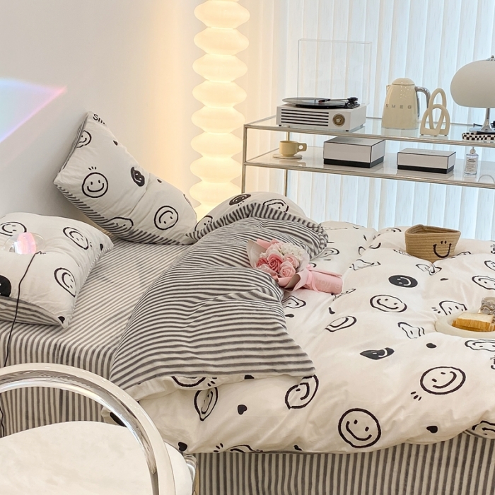 91家纺网 家纺一手货源 找家纺 昔可家纺 2021新款棉加牛奶绒四件套 黑白笑脸