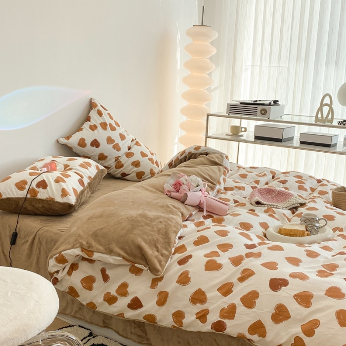 91家纺网 家纺一手货源 找家纺 昔可家纺 2021新款棉加牛奶绒四件套 咖色小爱心