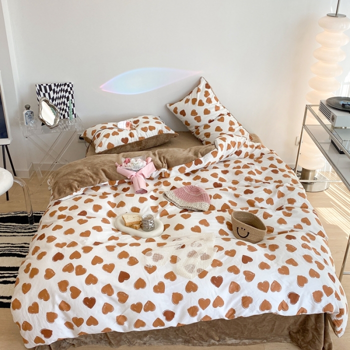 91家纺网 家纺一手货源 找家纺 昔可家纺 2021新款棉加牛奶绒四件套 咖色小爱心