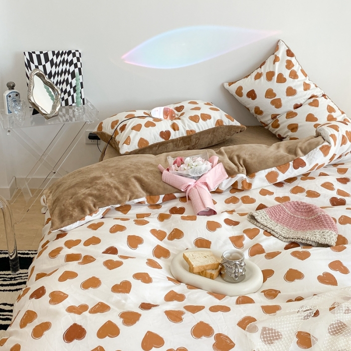 91家纺网 家纺一手货源 找家纺 昔可家纺 2021新款棉加牛奶绒四件套 咖色小爱心