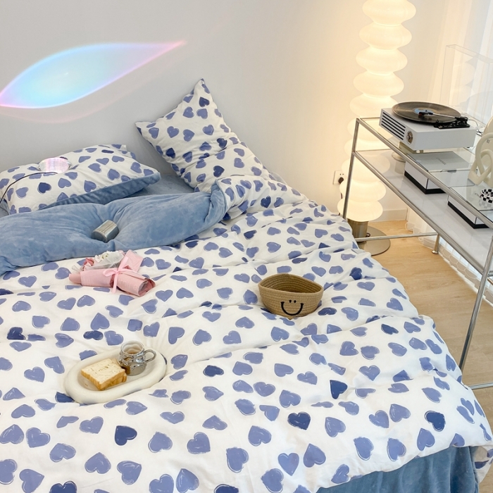 91家纺网 家纺一手货源 找家纺 昔可家纺 2021新款棉加牛奶绒四件套 蓝色小爱心