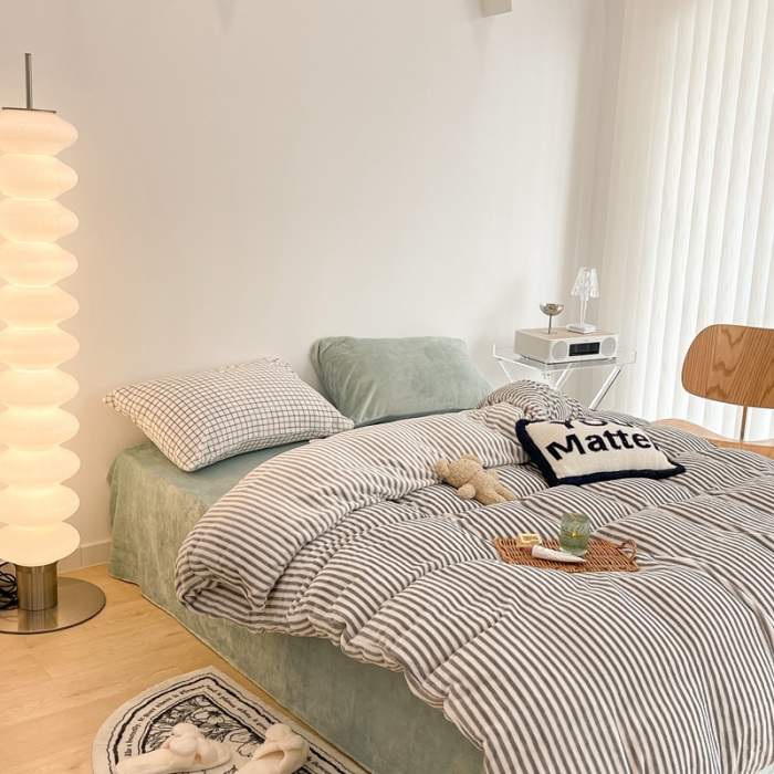 91家纺网 家纺一手货源 找家纺 昔可家纺 2021新款撞色牛奶绒四件套 灰条纹