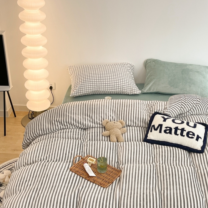 91家纺网 家纺一手货源 找家纺 昔可家纺 2021新款撞色牛奶绒四件套 灰条纹