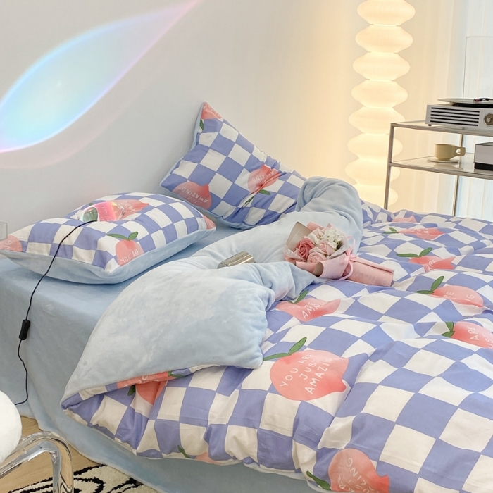 91家纺网 家纺一手货源 找家纺 昔可家纺 2021新款棉加牛奶绒四件套 棋盘桃桃