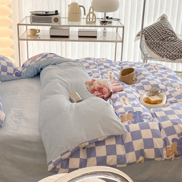 91家纺网 家纺一手货源 找家纺 昔可家纺 2021新款棉加牛奶绒四件套 棋盘小熊