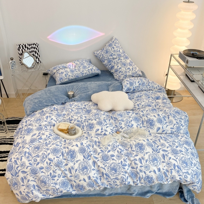 91家纺网 家纺一手货源 找家纺 昔可家纺 2021新款棉加牛奶绒四件套 手绘山茶蓝