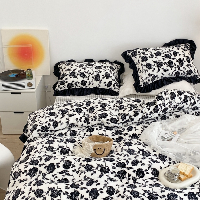 91家纺网 家纺一手货源 找家纺 昔可家纺 2021新款黑色花边牛奶绒四件套 干枯玫瑰