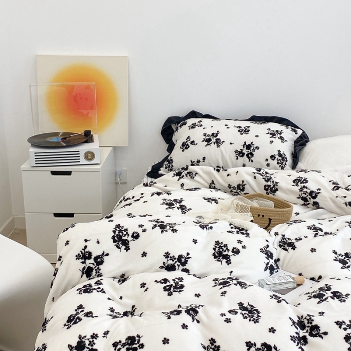 91家纺网 家纺一手货源 找家纺 昔可家纺 2021新款黑色花边牛奶绒四件套 小香黑花