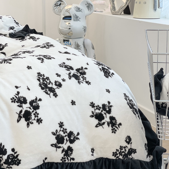 91家纺网 家纺一手货源 找家纺 昔可家纺 2021新款黑色花边牛奶绒四件套 小香黑花