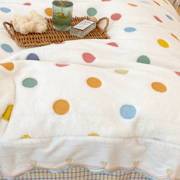 91家纺网 家纺一手货源 找家纺 昔可家纺 2021新款coco雪貂绒四件套 彩色波点 米白