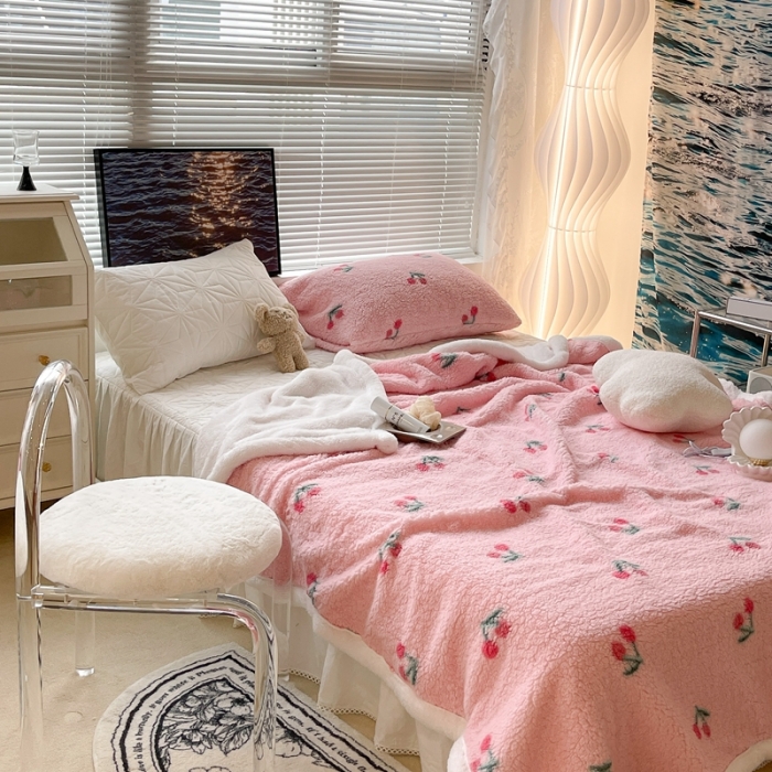 91家纺网 家纺一手货源 找家纺 昔可家纺 2021新款羊羔泰迪绒印花毛毯粉粉小樱桃