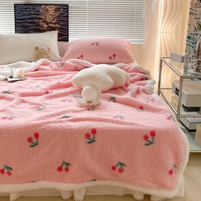 91家纺网 家纺一手货源 找家纺 昔可家纺 2021新款羊羔泰迪绒印花毛毯粉粉小樱桃