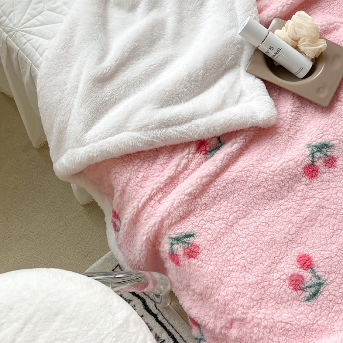 91家纺网 家纺一手货源 找家纺 昔可家纺 2021新款羊羔泰迪绒印花毛毯粉粉小樱桃