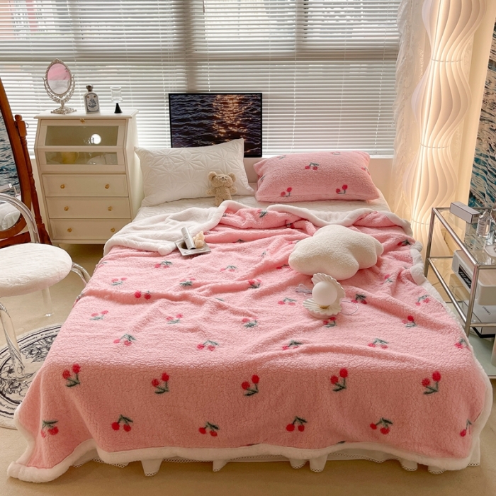 91家纺网 家纺一手货源 找家纺 昔可家纺 2021新款羊羔泰迪绒印花毛毯粉粉小樱桃