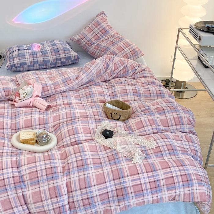 91家纺网 家纺一手货源 找家纺 昔可家纺 2021新款学院风jk格子混搭牛奶绒 学院格粉