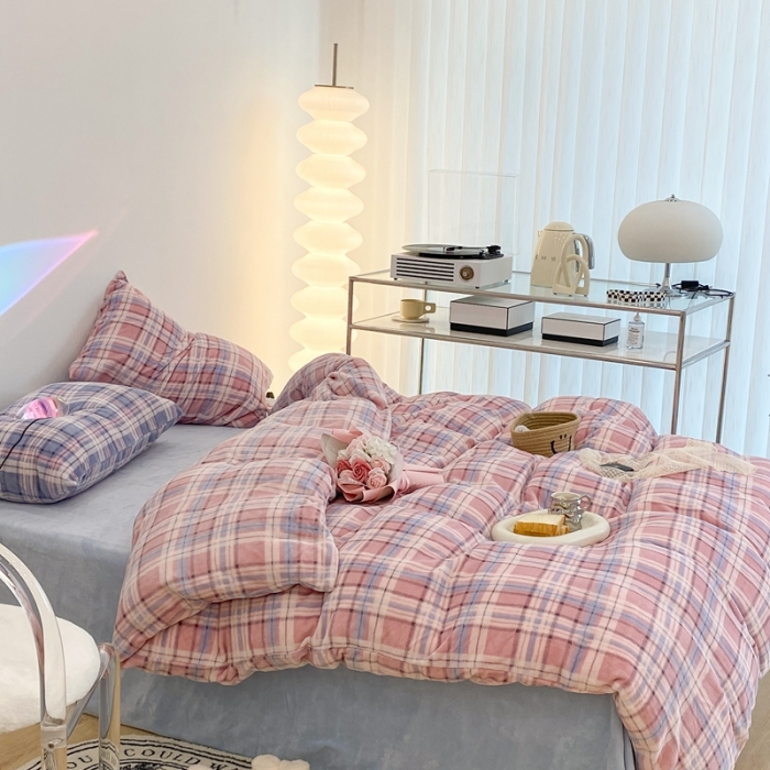 91家纺网 家纺一手货源 找家纺 昔可家纺 2021新款学院风jk格子混搭牛奶绒 学院格粉