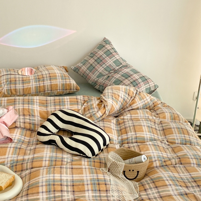 91家纺网 家纺一手货源 找家纺 昔可家纺 2021新款学院风jk格子混搭牛奶绒 学院格黄