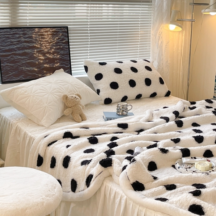 91家纺网 家纺一手货源 找家纺 昔可家纺 2021新款羊羔泰迪绒印花毛毯黑白波点