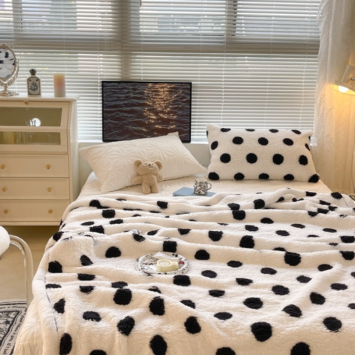 91家纺网 家纺一手货源 找家纺 昔可家纺 2021新款羊羔泰迪绒印花毛毯黑白波点