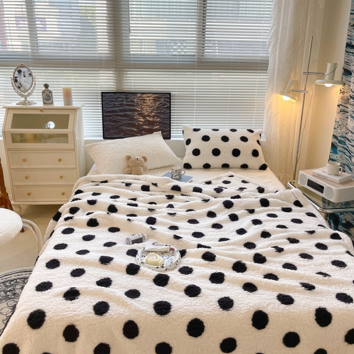 91家纺网 家纺一手货源 找家纺 昔可家纺 2021新款羊羔泰迪绒印花毛毯黑白波点