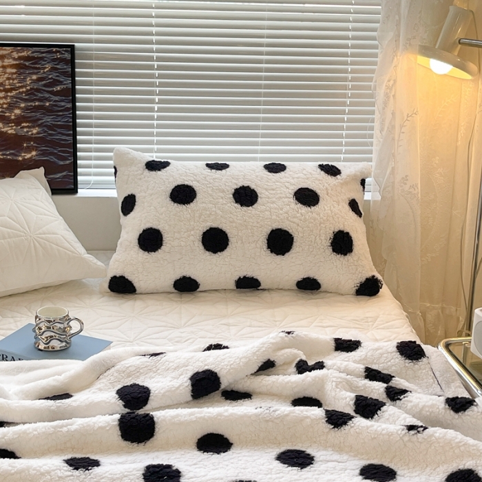 91家纺网 家纺一手货源 找家纺 昔可家纺 2021新款羊羔泰迪绒印花毛毯黑白波点