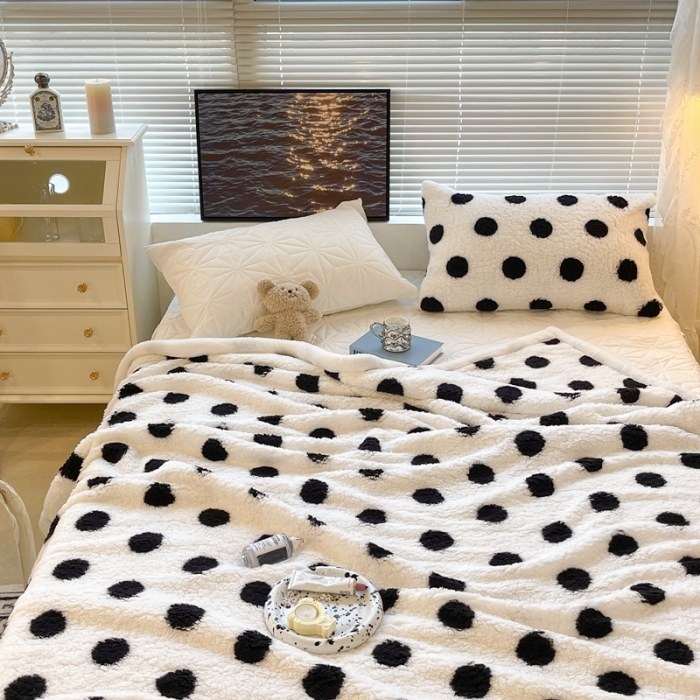 91家纺网 家纺一手货源 找家纺 昔可家纺 2021新款羊羔泰迪绒印花毛毯黑白波点