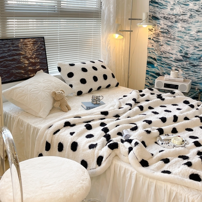 91家纺网 家纺一手货源 找家纺 昔可家纺 2021新款羊羔泰迪绒印花毛毯黑白波点