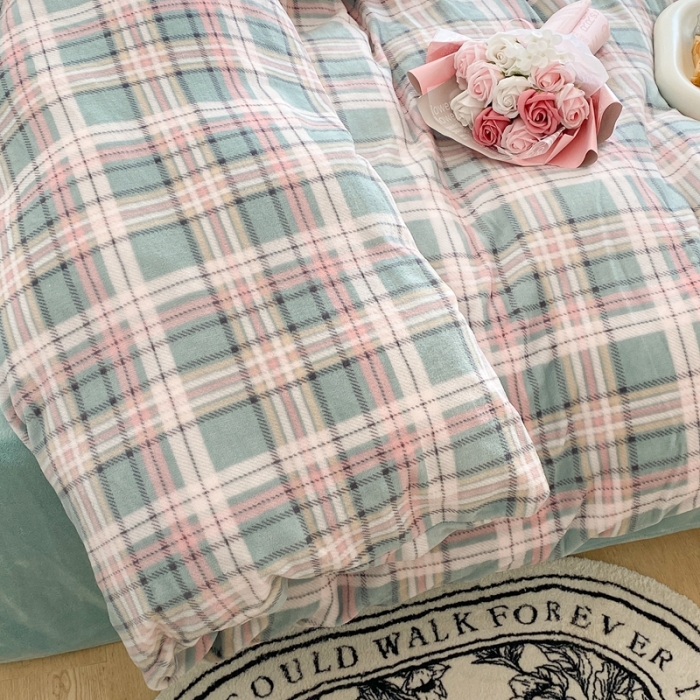 91家纺网 家纺一手货源 找家纺 昔可家纺 2021新款学院风jk格子混搭牛奶绒 学院格绿