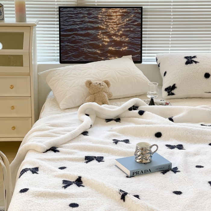 91家纺网 家纺一手货源 找家纺 昔可家纺 2021新款羊羔泰迪绒印花毛毯黑白波点蝴蝶结