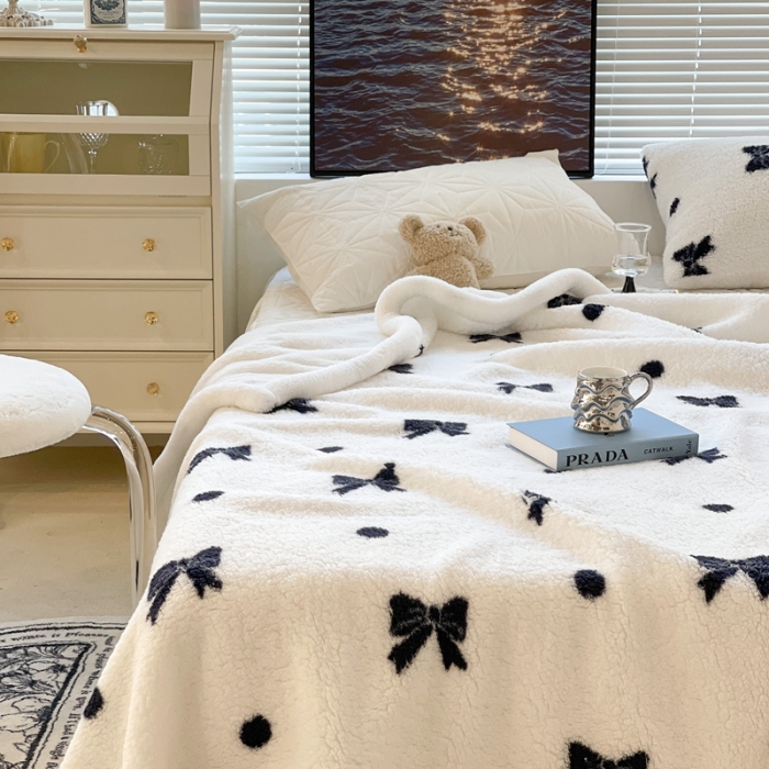 91家纺网 家纺一手货源 找家纺 昔可家纺 2021新款羊羔泰迪绒印花毛毯黑白波点蝴蝶结