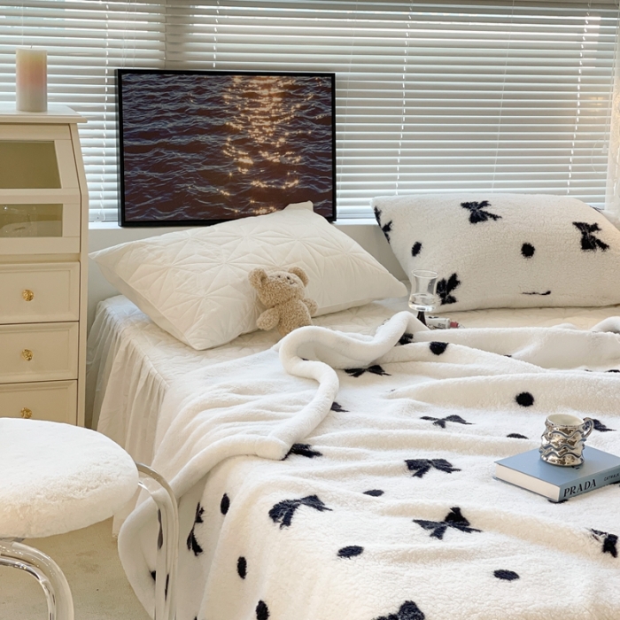 91家纺网 家纺一手货源 找家纺 昔可家纺 2021新款羊羔泰迪绒印花毛毯黑白波点蝴蝶结