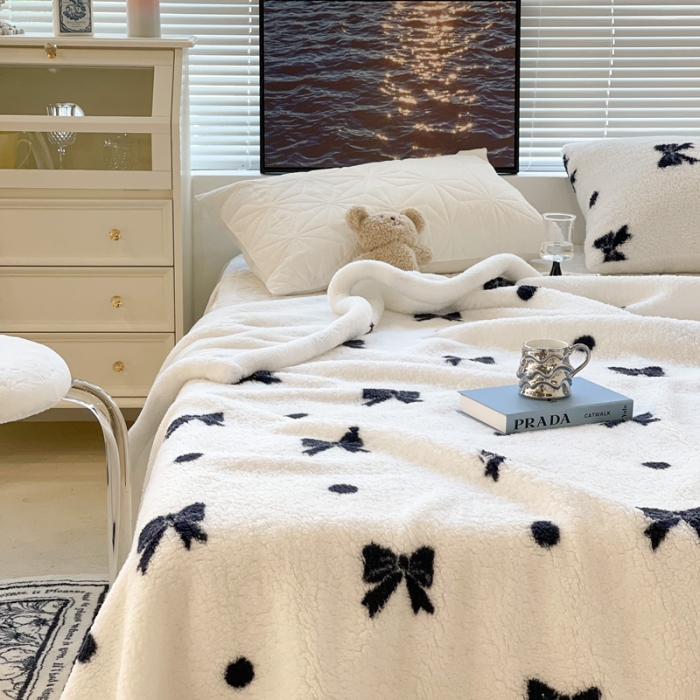 91家纺网 家纺一手货源 找家纺 昔可家纺 2021新款羊羔泰迪绒印花毛毯黑白波点蝴蝶结