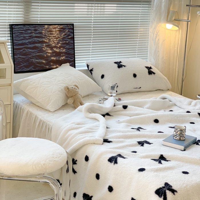 91家纺网 家纺一手货源 找家纺 昔可家纺 2021新款羊羔泰迪绒印花毛毯黑白波点蝴蝶结