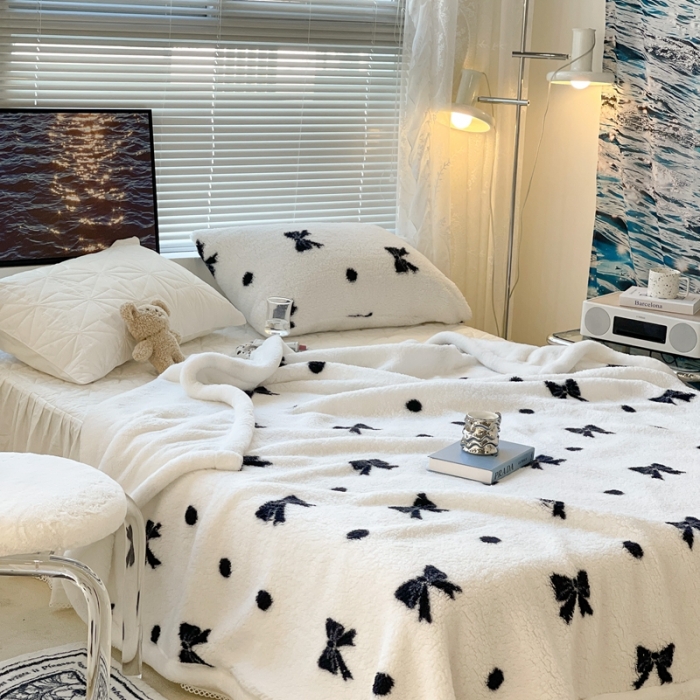 91家纺网 家纺一手货源 找家纺 昔可家纺 2021新款羊羔泰迪绒印花毛毯黑白波点蝴蝶结