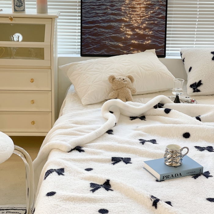 91家纺网 家纺一手货源 找家纺 昔可家纺 2021新款羊羔泰迪绒印花毛毯黑白波点蝴蝶结