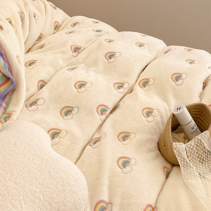 91家纺网 家纺一手货源 找家纺 昔可家纺 2021新款coco雪貂绒四件套 小彩虹米白