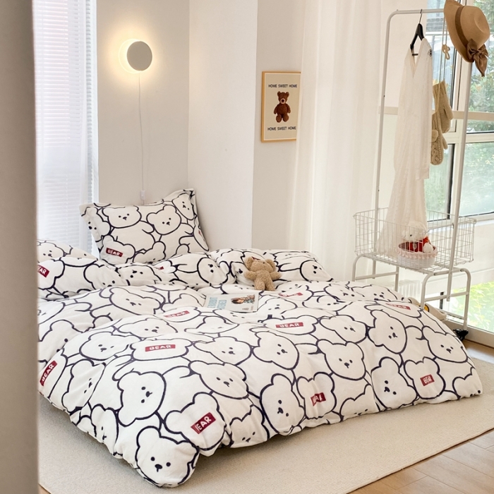 91家纺网 家纺一手货源 找家纺 昔可家纺  2021新款牛奶绒四件套第二组图 可比小熊米白