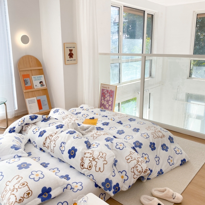 91家纺网 家纺一手货源 找家纺 昔可家纺  2021新款牛奶绒四件套第二组图 蓝花小熊兔