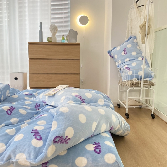 91家纺网 家纺一手货源 找家纺 昔可家纺  2021新款牛奶绒四件套第二组图蓝色波点chic