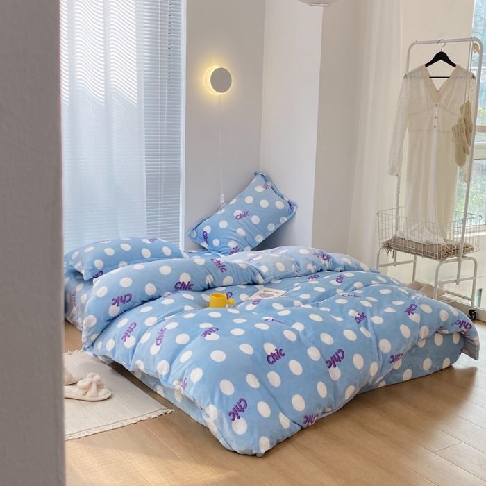 91家纺网 家纺一手货源 找家纺 昔可家纺  2021新款牛奶绒四件套第二组图蓝色波点chic