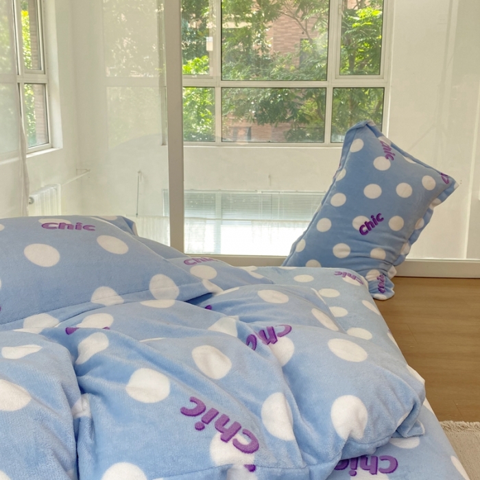 91家纺网 家纺一手货源 找家纺 昔可家纺  2021新款牛奶绒四件套第二组图蓝色波点chic