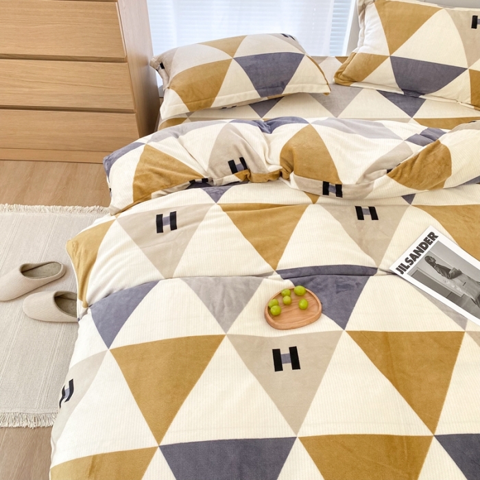 91家纺网 家纺一手货源 找家纺 昔可家纺  2021新款牛奶绒四件套第二组图 三角H