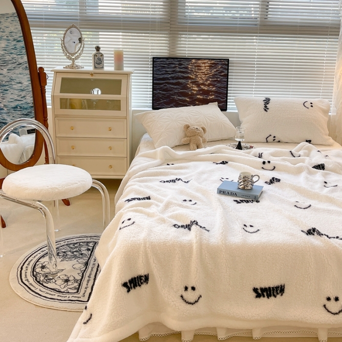 91家纺网 家纺一手货源 找家纺 昔可家纺 2021新款羊羔泰迪绒印花毛毯黑色笑脸