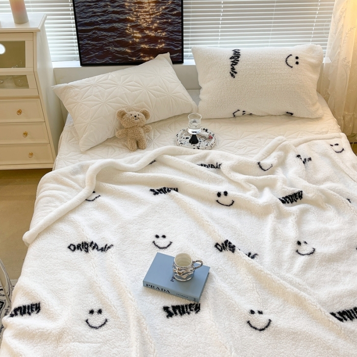 91家纺网 家纺一手货源 找家纺 昔可家纺 2021新款羊羔泰迪绒印花毛毯黑色笑脸